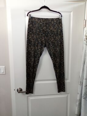 LuLaRoe Black and Gold Paisley Leggings Size 12